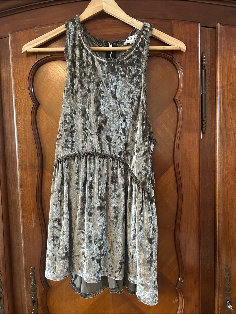 POL Crushed Velvet Tank in olive. Size Large #1091
